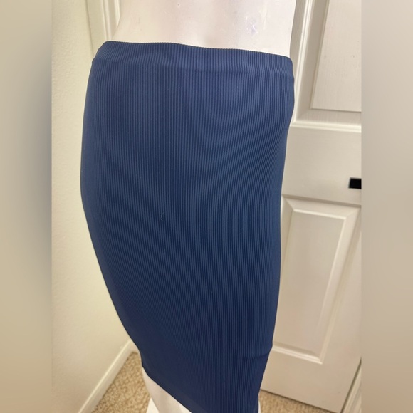 Nadia Tarr Elegant Navy Blue Ribbed Skirt Size Large.    #207 - Picture 3 of 11